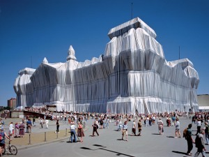 Christo and Jeanne-Claude: Wrapped Reichstag, Berlin 1995, c/o christoandjeanneclaude.net Photo: Wolfgang Volz. ©1995 Christo + Wolfgang Volz